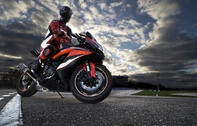 Motociclista-equipado-con-moto-en-carretera-