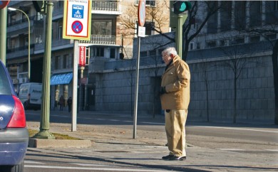 abuelo-cruzando-calle