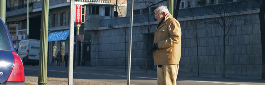 abuelo-cruzando-calle