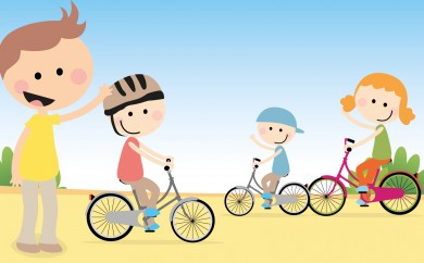 Niños con casco en la bici