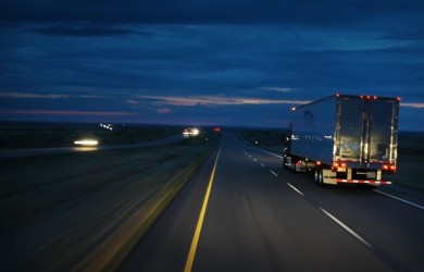 camión carretera noche