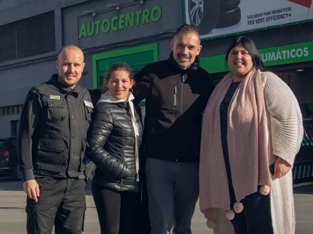 El equipo de Feu Vert Cádiz dona el premio logrado en el I Concurso de Cortometrajes de Navidad a la Asociación Las Desamparadas