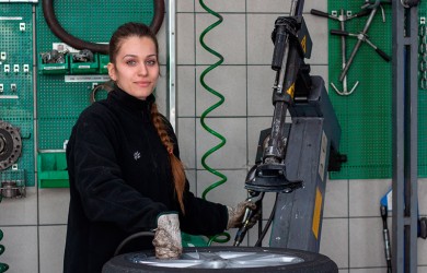 Miriam, mecánica en Feu Vert: “A las conductoras les gusta ser atendidas por mujeres. Hay mucho trabajo para nosotras en talleres mecánicos”