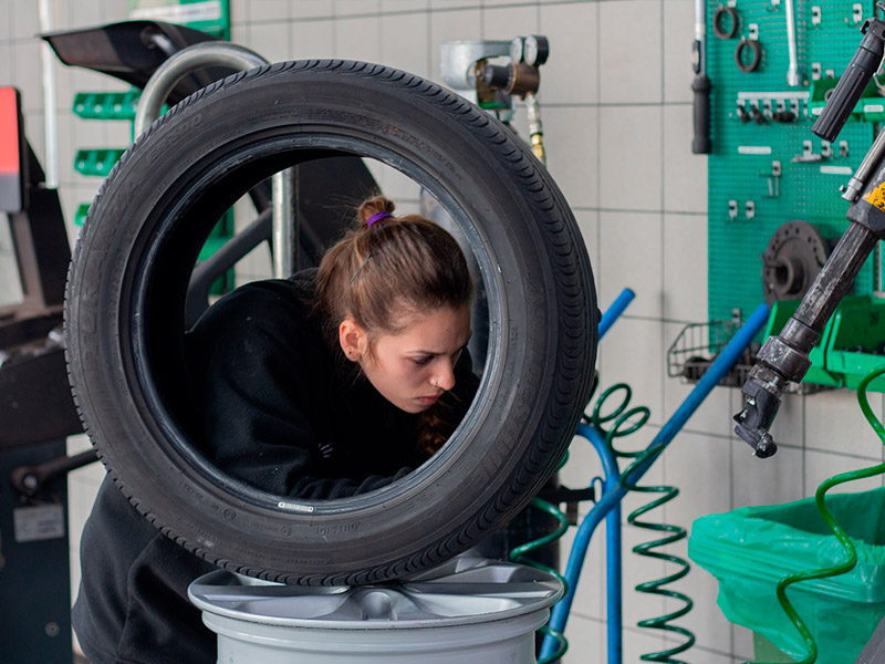 Miriam, mecánica en Feu Vert: “A las conductoras les gusta ser atendidas por mujeres. Hay mucho trabajo para nosotras en talleres mecánicos”