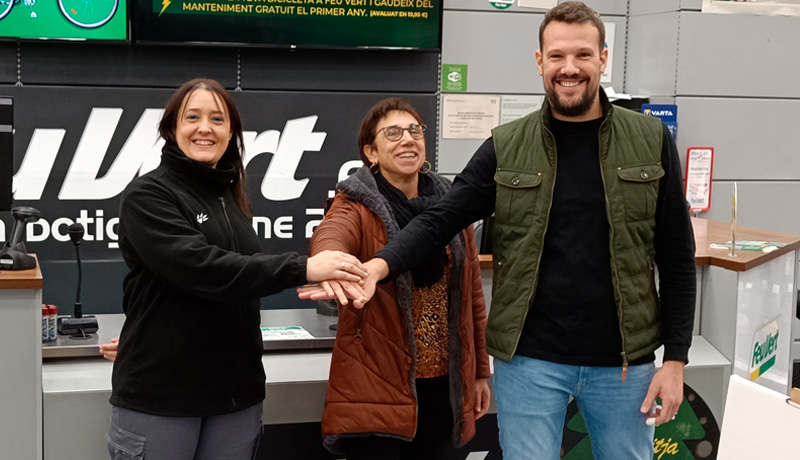 La plantilla de Feu Vert dona su premio a Fundació Oncolliga Girona 
